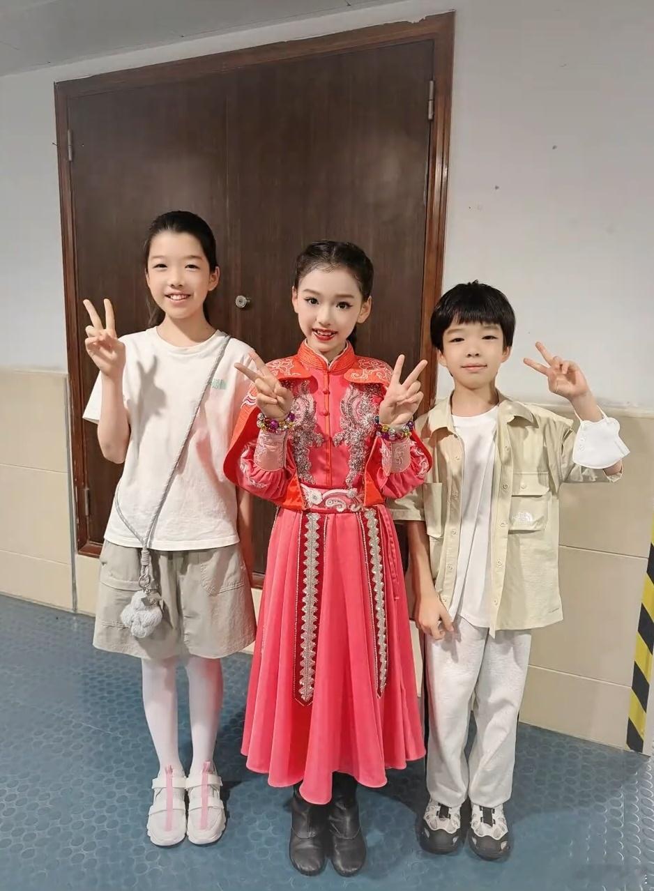王栎鑫儿子女儿与小酒窝同框吴雅婷带儿女看小酒窝演出 吴雅婷带儿女看小酒窝演出 