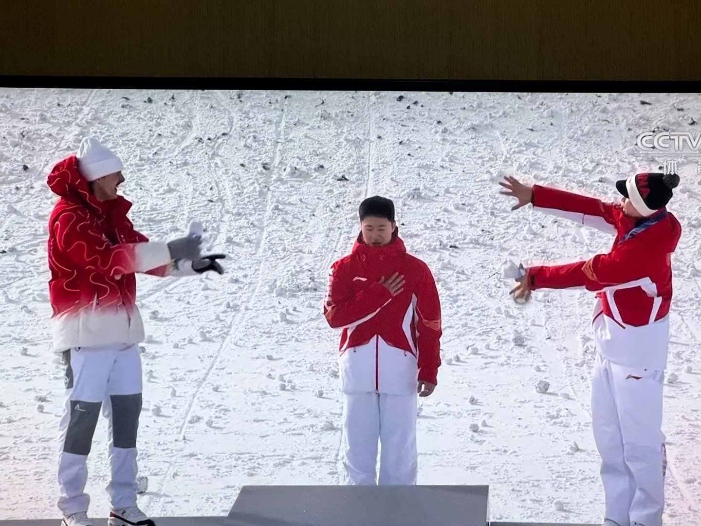 李天马回应自称普信男他说自己足够普通但不够自信，这个ID只是随口取的，用来提醒自