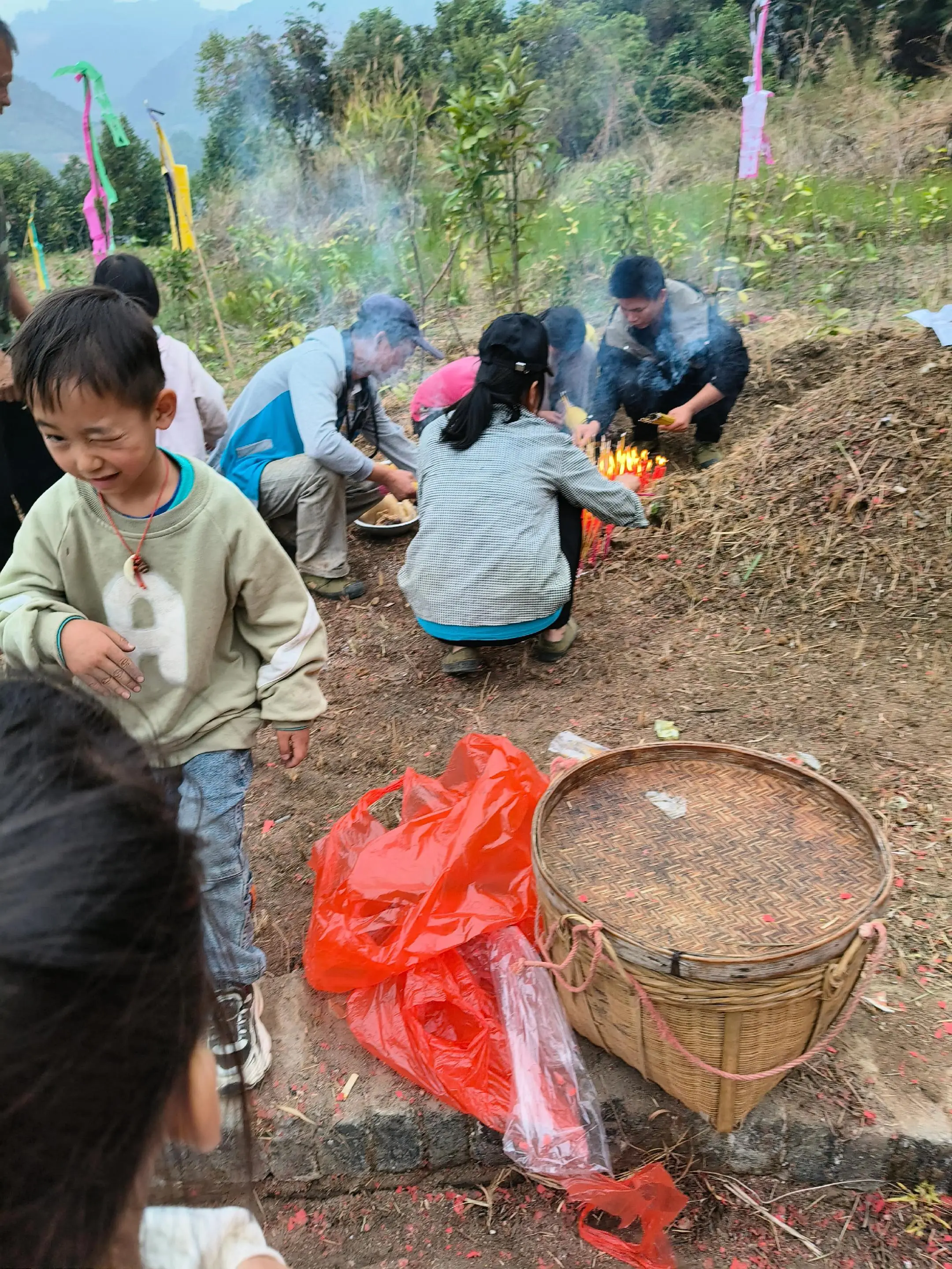 为什么广西清明节比较隆重呢，因为拜祖宗比较会发财,男人必须要回家。女人...