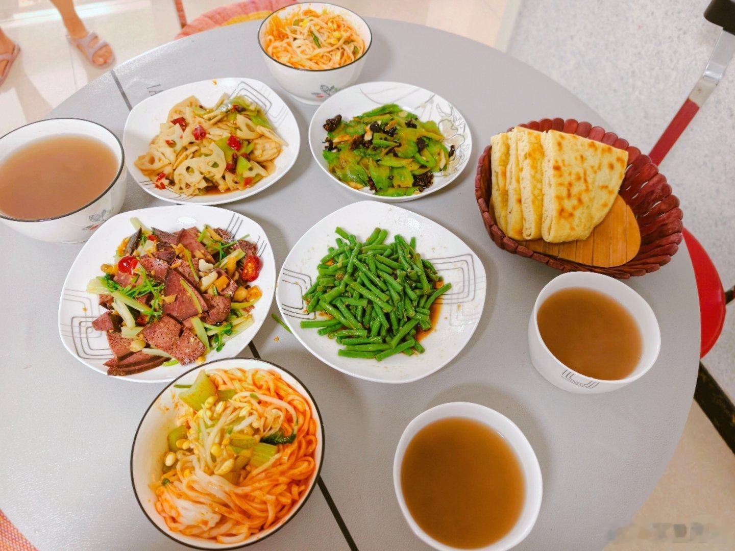 今天来我同学家吃饭，如今高规格待遇就是在家里做饭吃。 