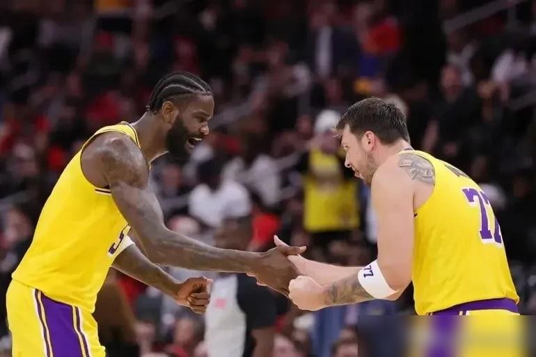 火箭刚又输给湖人，两连败了。
 
今年砸钱引进杜兰特，本想升级冲成绩，结果战绩反