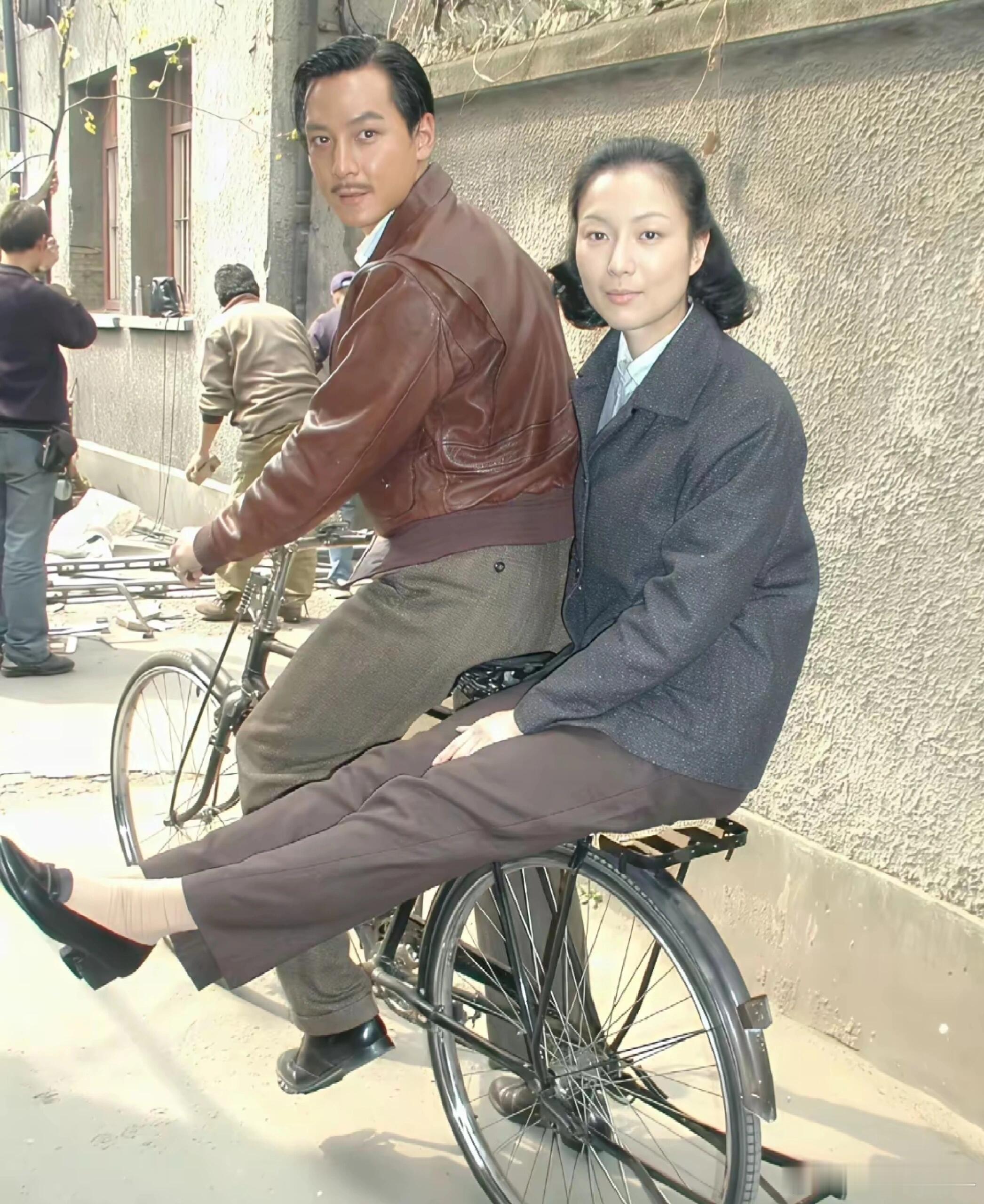 妈耶！ 这是郑秀文和吴彦祖吗？​谁知道这是哪部剧？服装师出来让我认识一下。吴彦祖