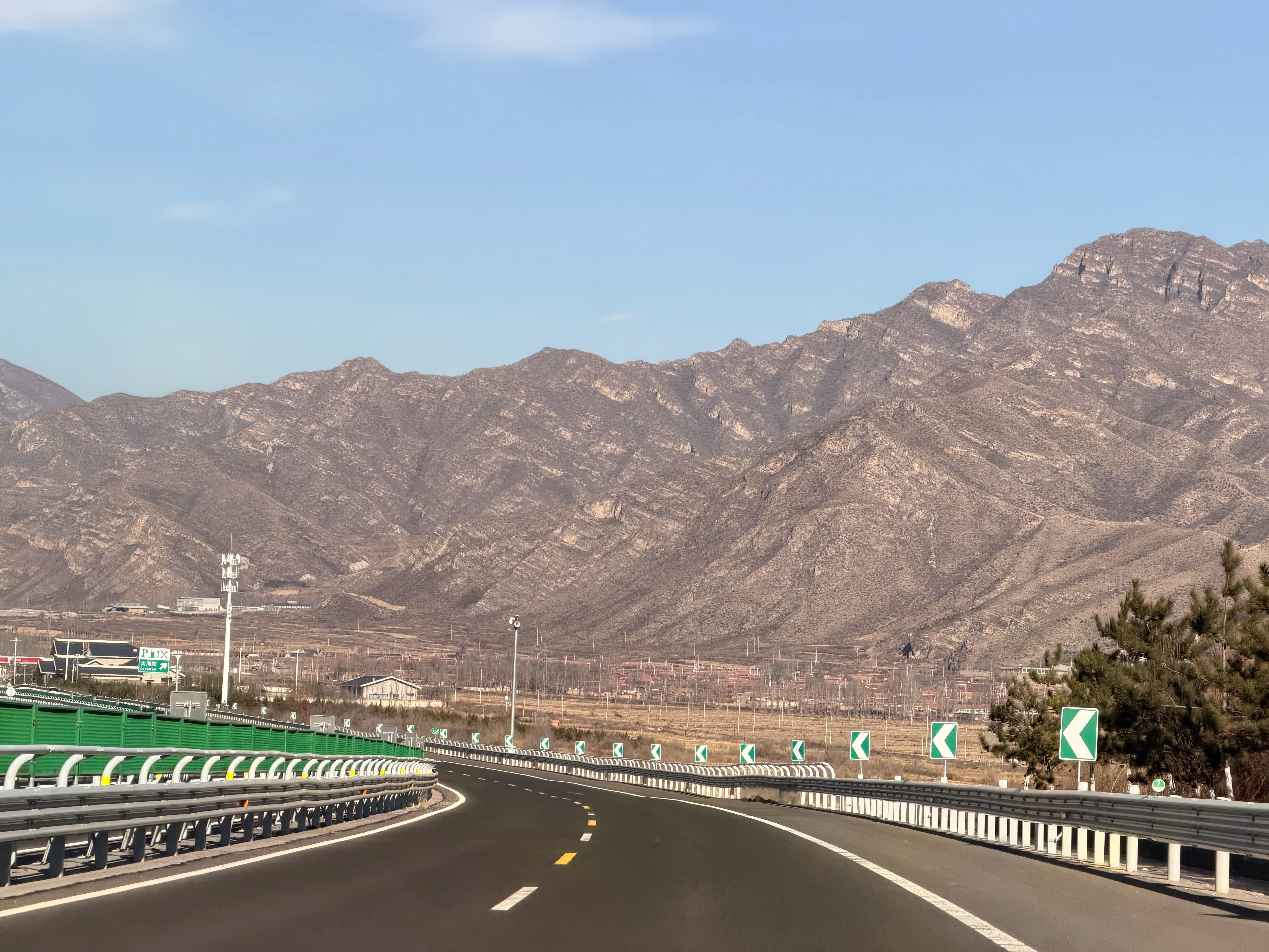 这么近那么美，周末还没到河北，结果高速上突然车坏了在等救援