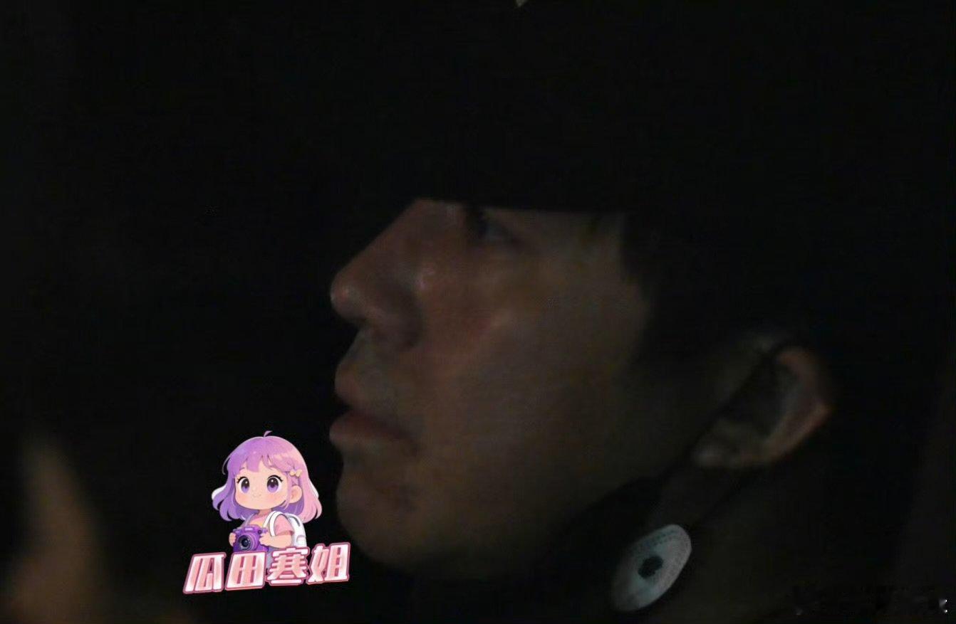 俞灏明王晓晨出门逛街俞灏明王晓晨在地库抽烟，好奇妙的画面[doge]俞灏明王晓晨