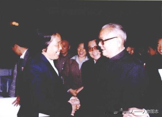 邢燕子与李先念握手