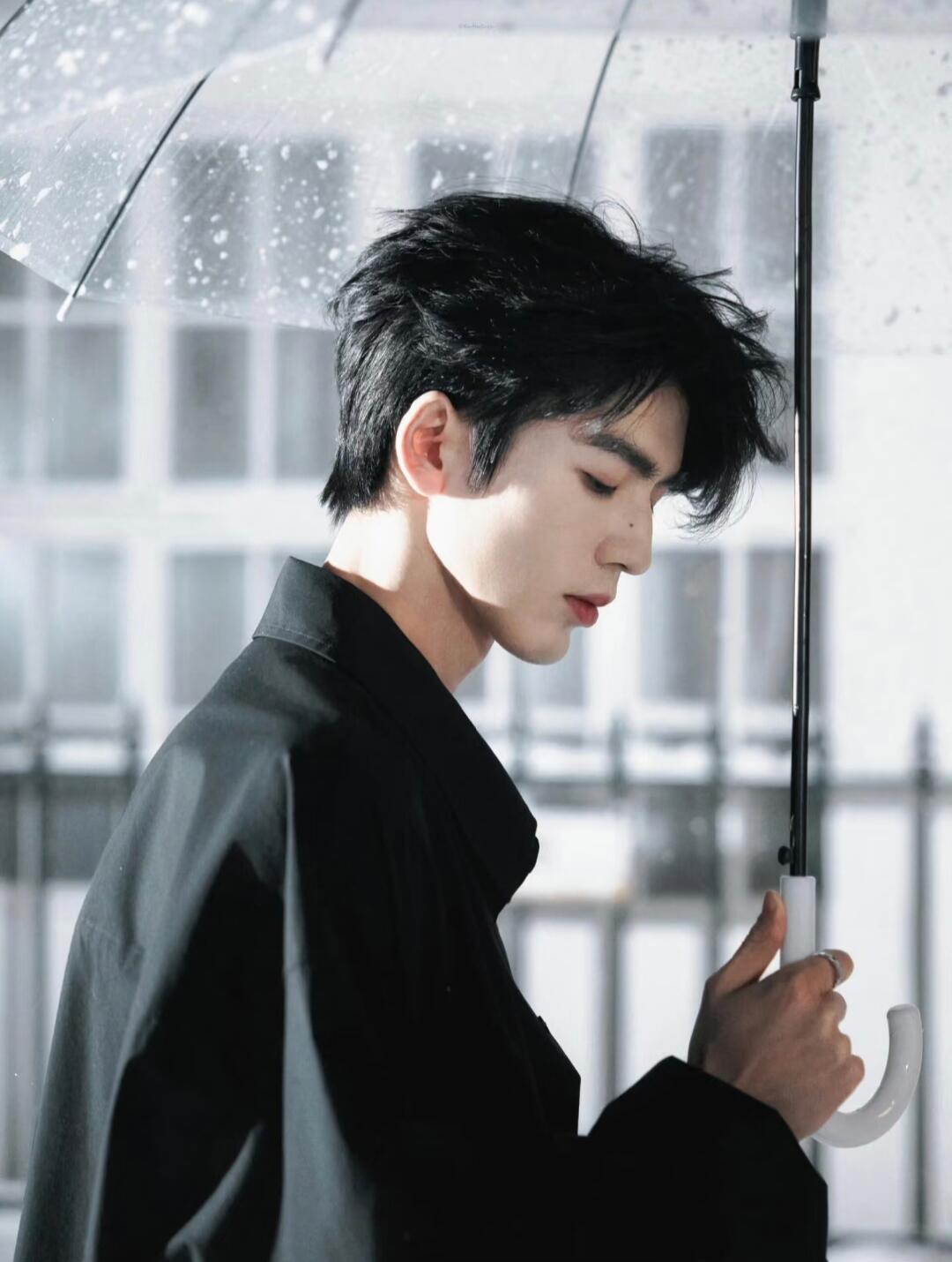 张凌赫帅得不知天地为何物帅得太过分了 