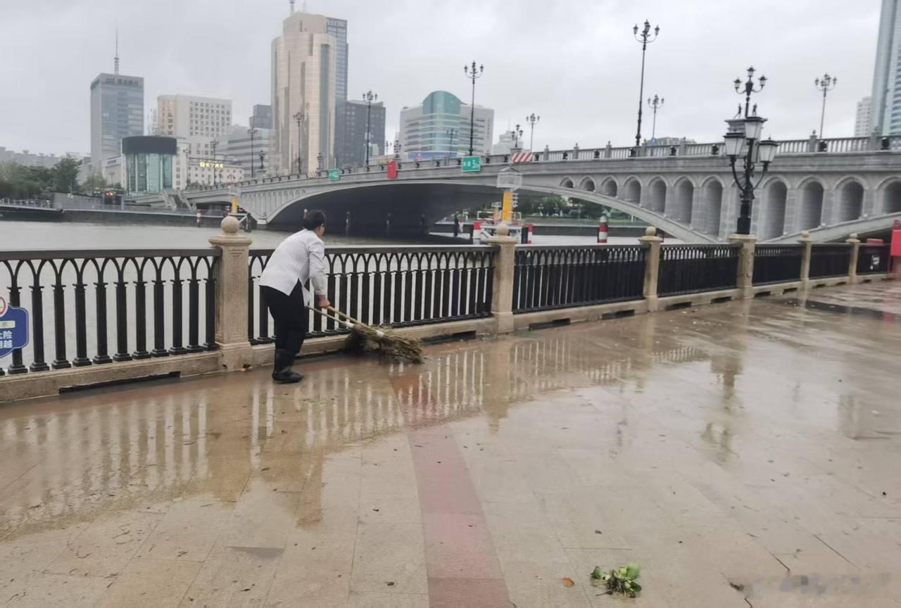 宁波潮位可控网传海水倒灌不实 7月11日宁波降雨后，网络流传视频称当地暴雨引发海