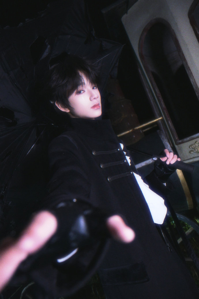 王橹杰做自己的救世主王橹杰黑大衣天使泪痕生日照  王橹杰做自己的救世主，是新岁黑