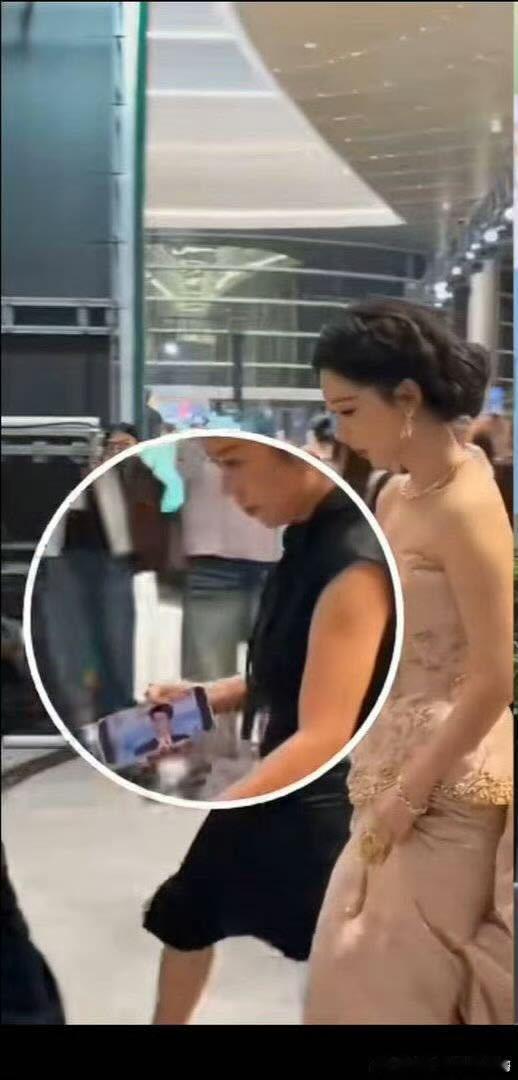 杨紫内娱领磕员。 