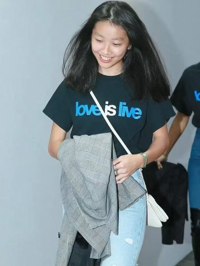 曝陈奕迅带女儿上音综国粤无双 陈奕迅为了女儿也是够拼的，亲自上综艺当陪练。以前他