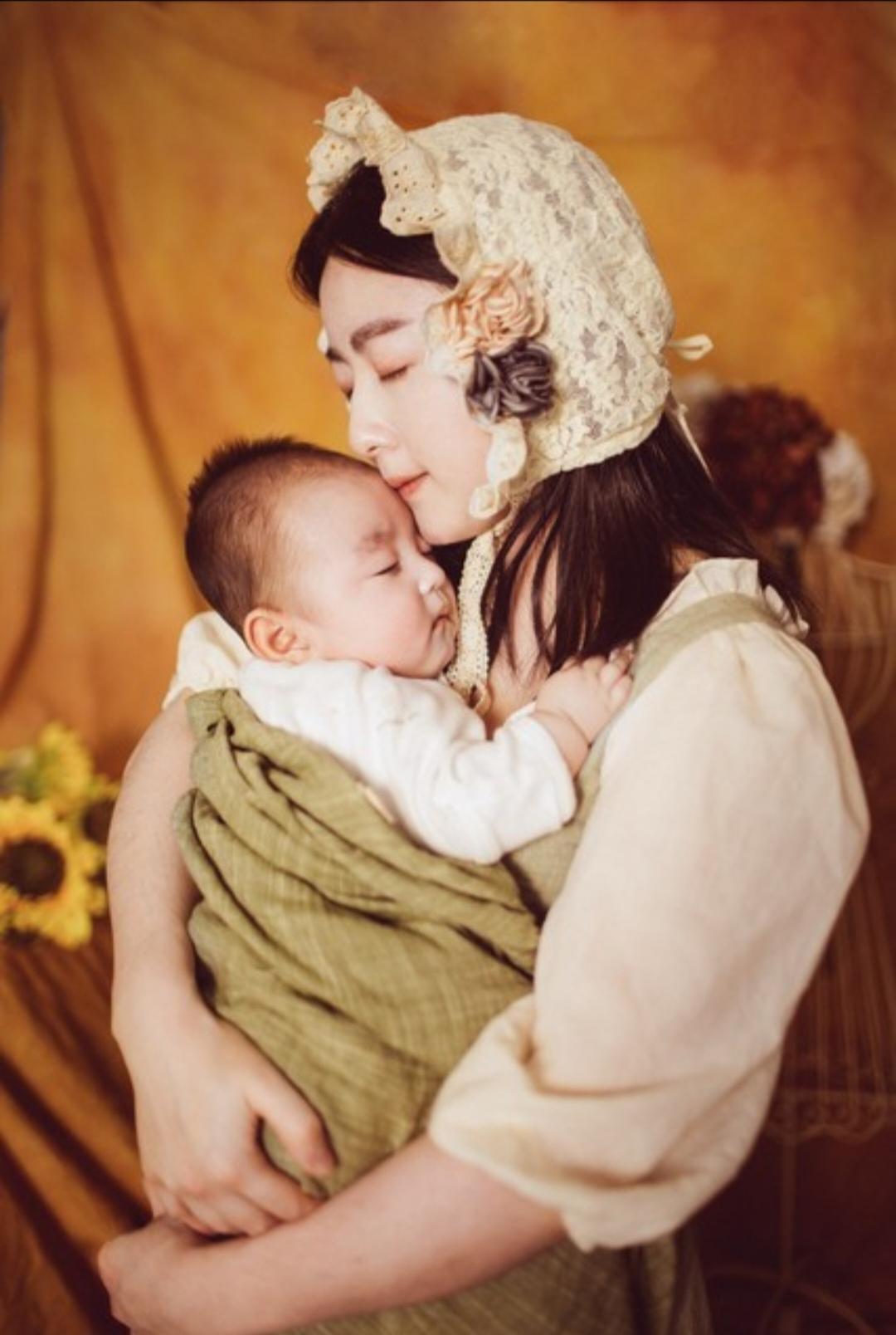 俗话说“七坐八爬爬，十个月喊大大”，是说婴孩七个月时会坐，八个月时会爬行，十个月