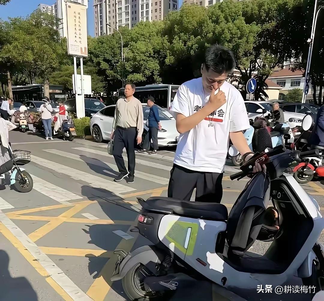 张雪峰连驾照都没有，你知道吗？

张雪峰一直都是骑个小电驴接送女儿上下学，他认为