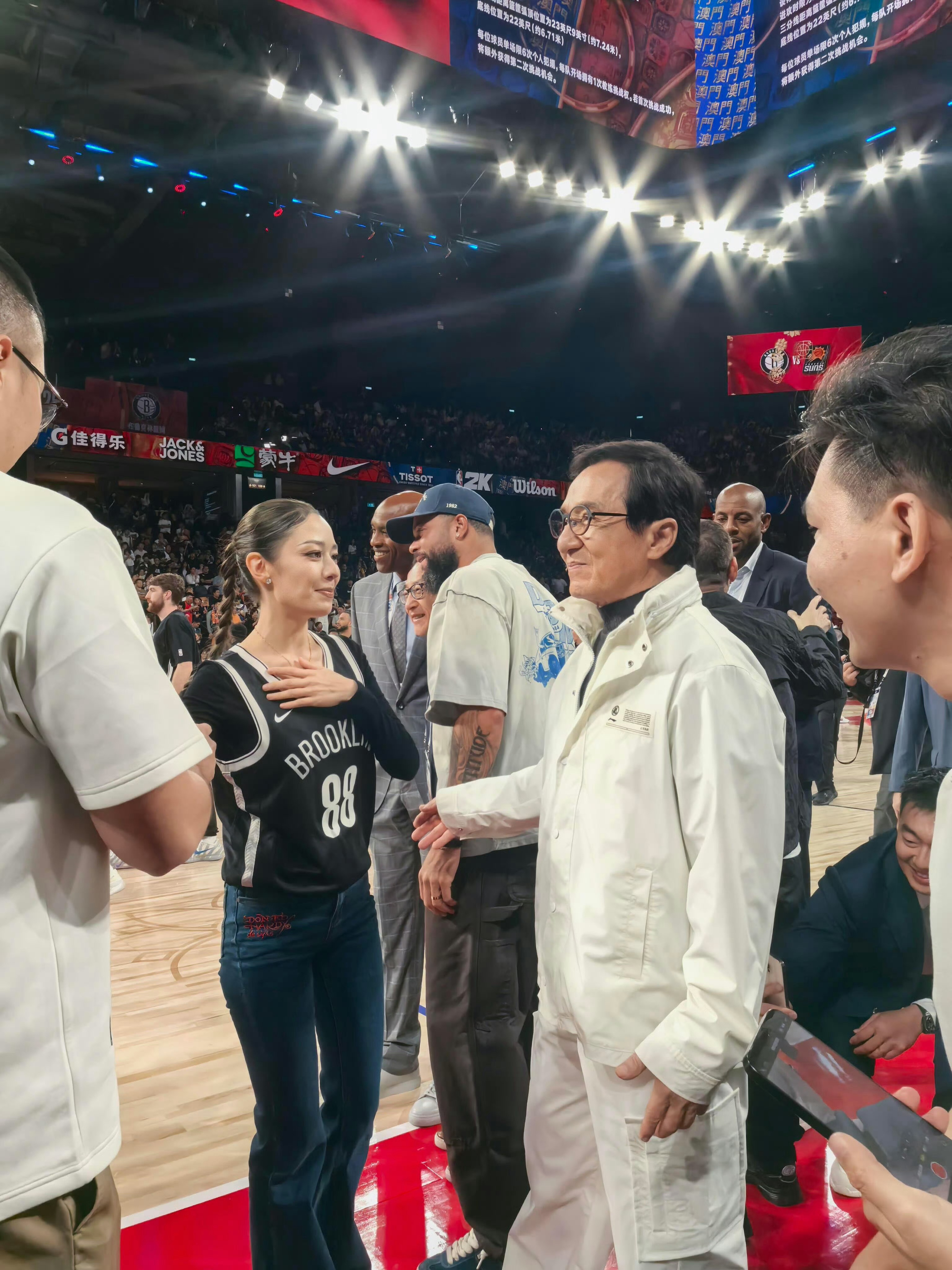 成龙贝克汉姆NBA中国赛同框贝克汉姆、成龙、梁朝伟、奥尼尔、姚明……星光熠熠的N