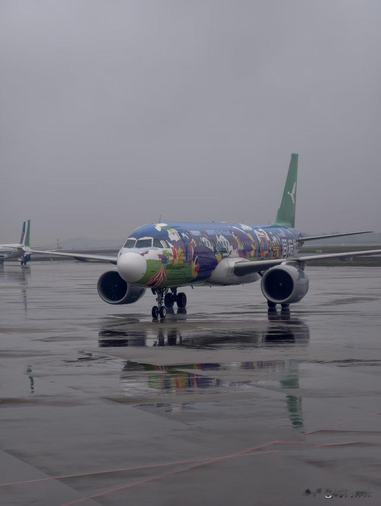 这是我见过国内涂得最花哨的飞机了。