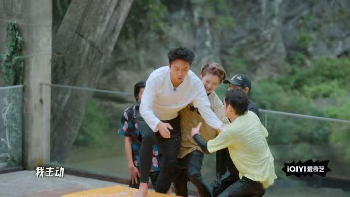 鹿晗给邓超陈赫下跪鹿晗说邓超陈赫人生已经过半哈哈哈哈哈 邓超陈赫玩游戏磨磨蹭蹭，