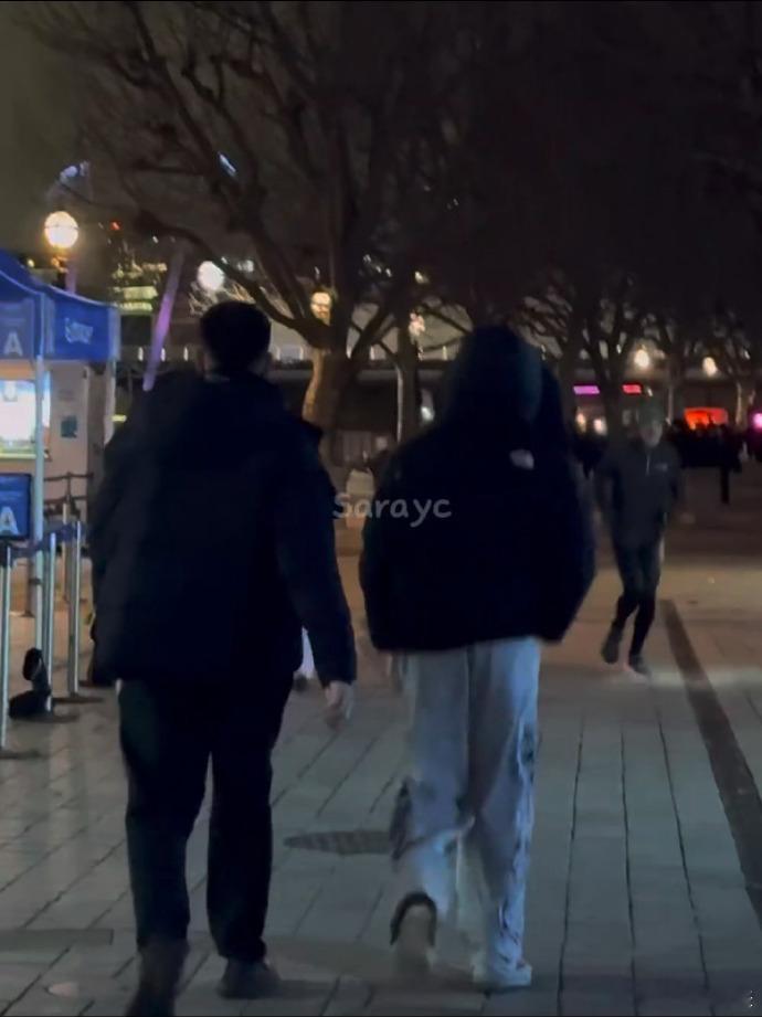 网友伦敦散步偶遇朱志鑫 网友伦敦散步偶遇朱志鑫，好幸运！ 