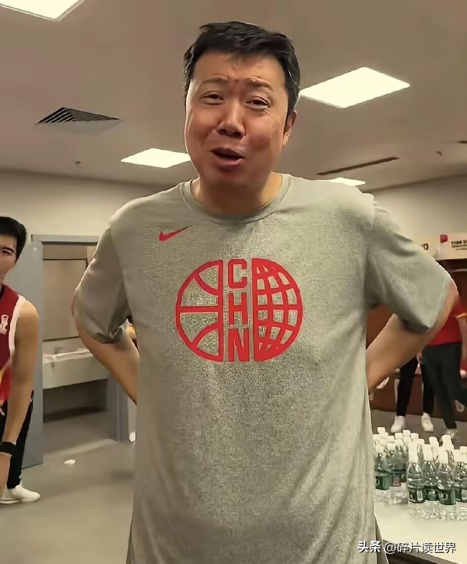 昨晚中国男篮绝杀后，在更衣室，王治郅问赵继伟，你那球到底咋传的啊，我看着都要丢了