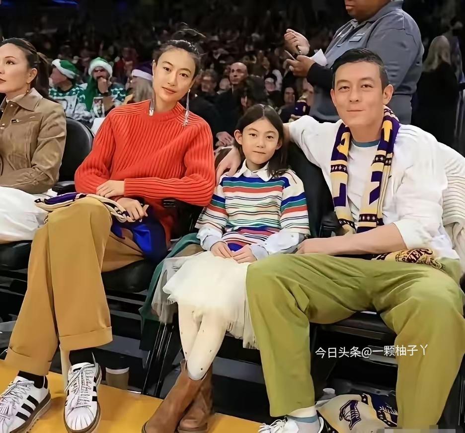 陈冠希带着老婆秦舒培、女儿Alaia现身湖人主场看球，一家三口坐前排贵宾区的画面