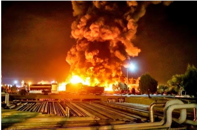 一片哗然！伊朗30余个大型储油设施遭到袭击，美国被指责得不到就毁掉。
 
当地时