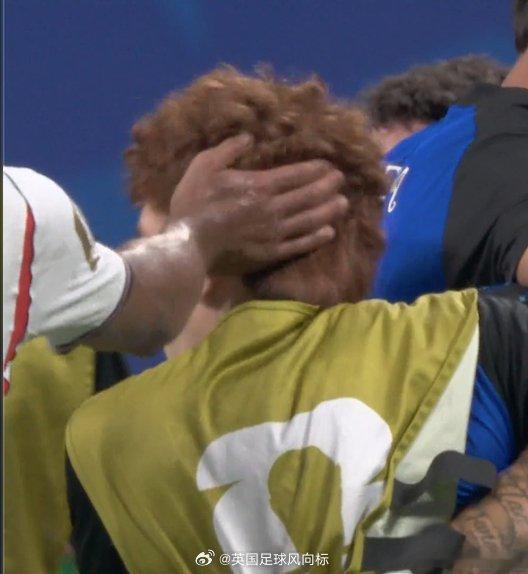 世界杯半决赛这出“拍头戏”真是比剧情还跌宕。🇦🇷⚽️贝林厄姆那一巴掌，拍在巴