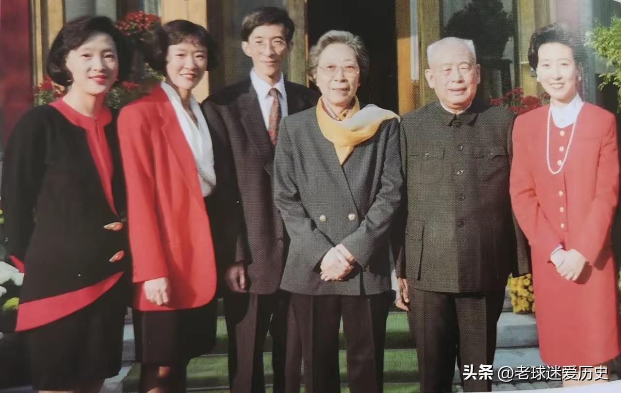 这张合影记录开国中将余秋里一家相聚的温馨时刻。
画面右侧身着深色中山装的余秋里沉