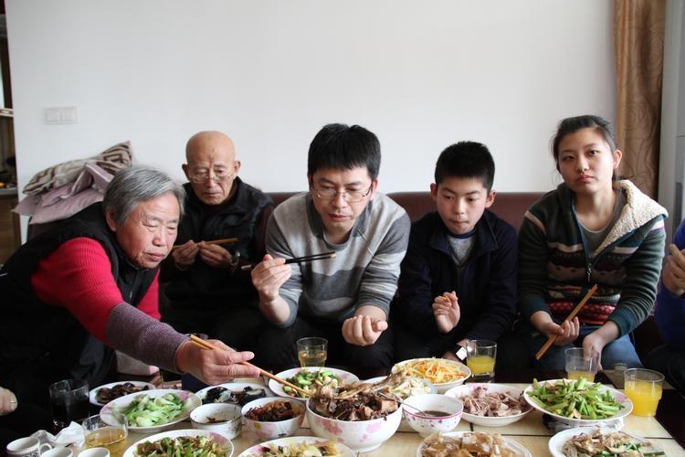 让人心寒！新年伊始，我带着老婆孩子开车700公里回家看望父母，特意为父亲准备了2