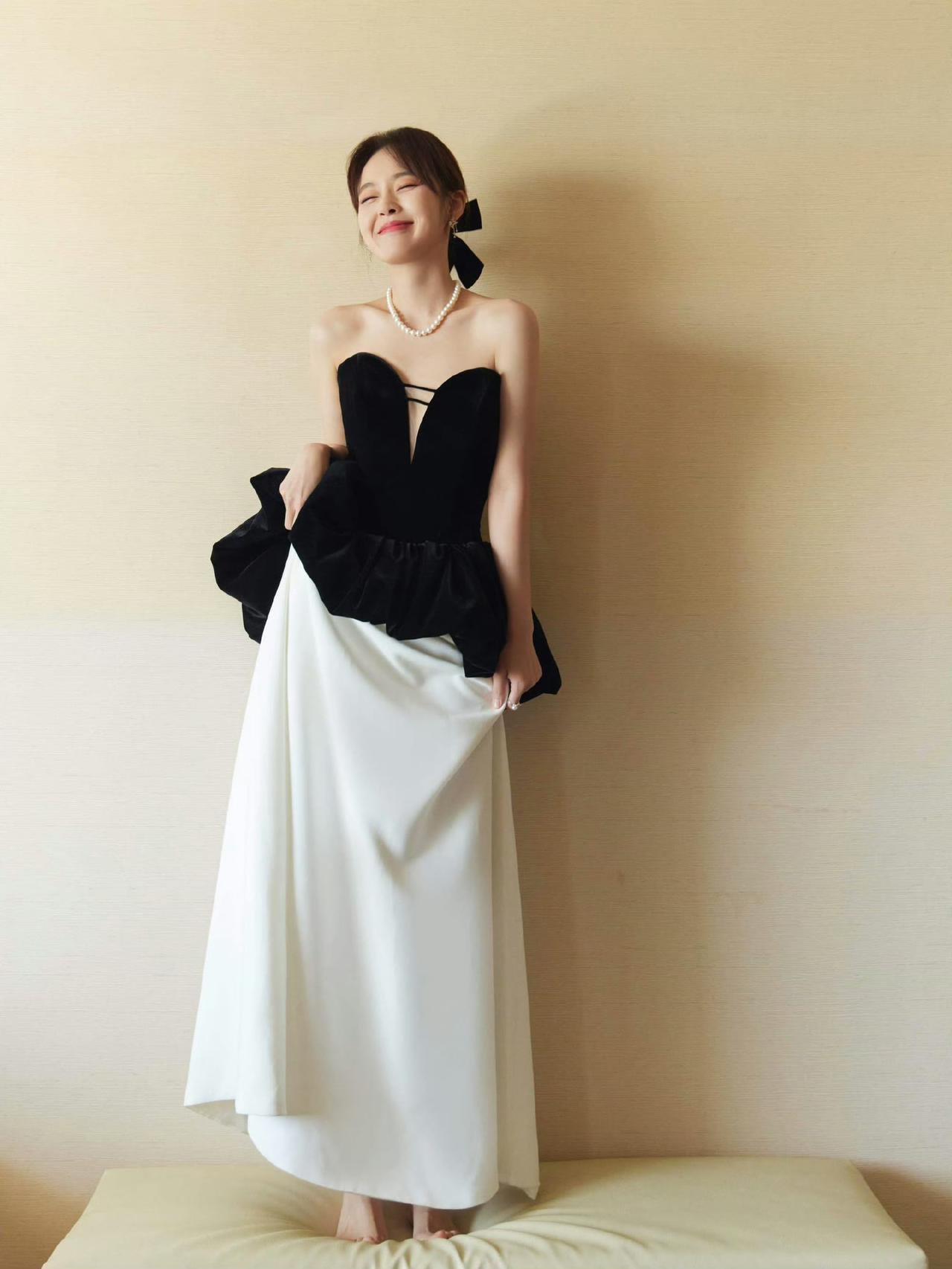 优雅黑裙与洁白长裙的完美结合，尽显高贵与浪漫。张佳宁！！！！