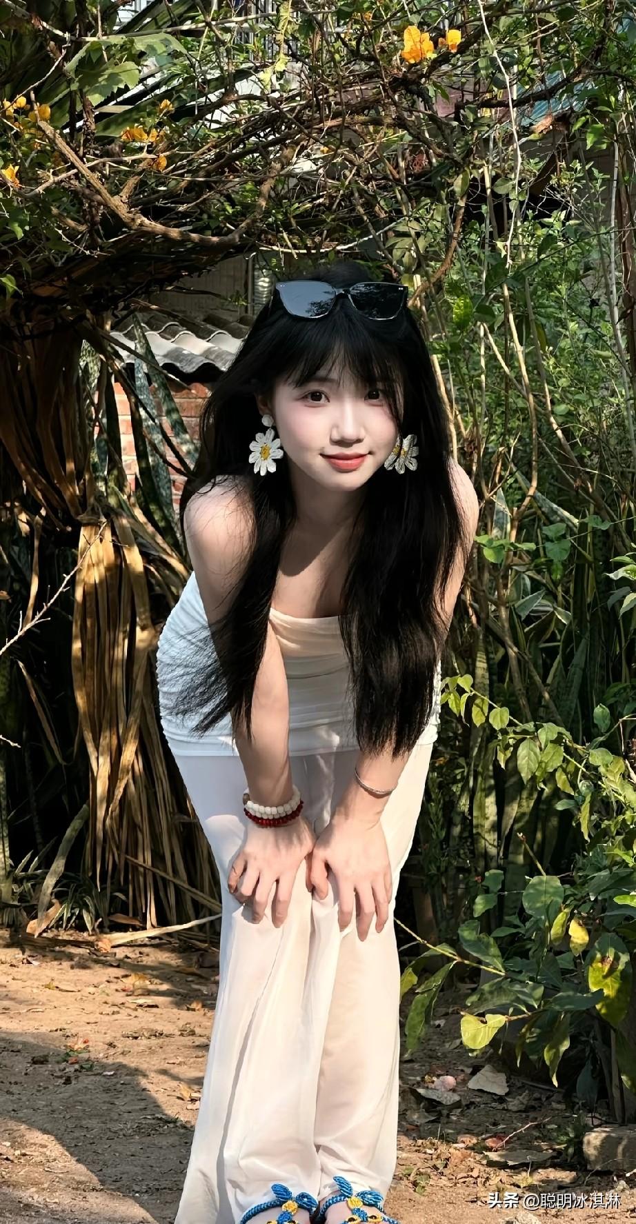 阳光明媚的午后，少女在花丛中微笑。