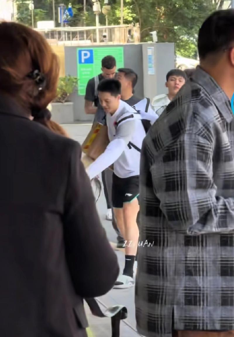 广东队回深圳面目一新，不只是剪发明志，胡明轩还是听话孩子

广东队住宿 都是杜锋