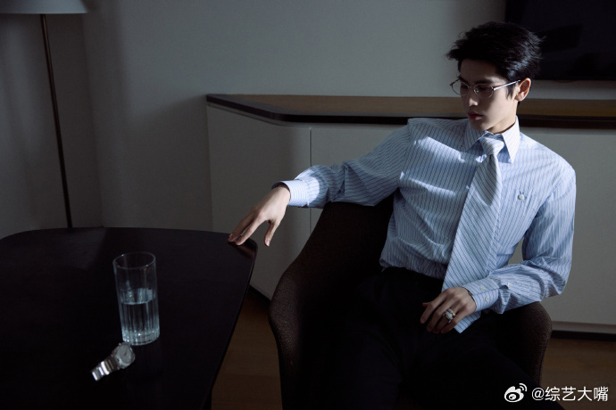 张凌赫西装大赏张凌赫的痣好吸睛简约基础款西装也能穿出高级感，没有繁杂设计全靠身形