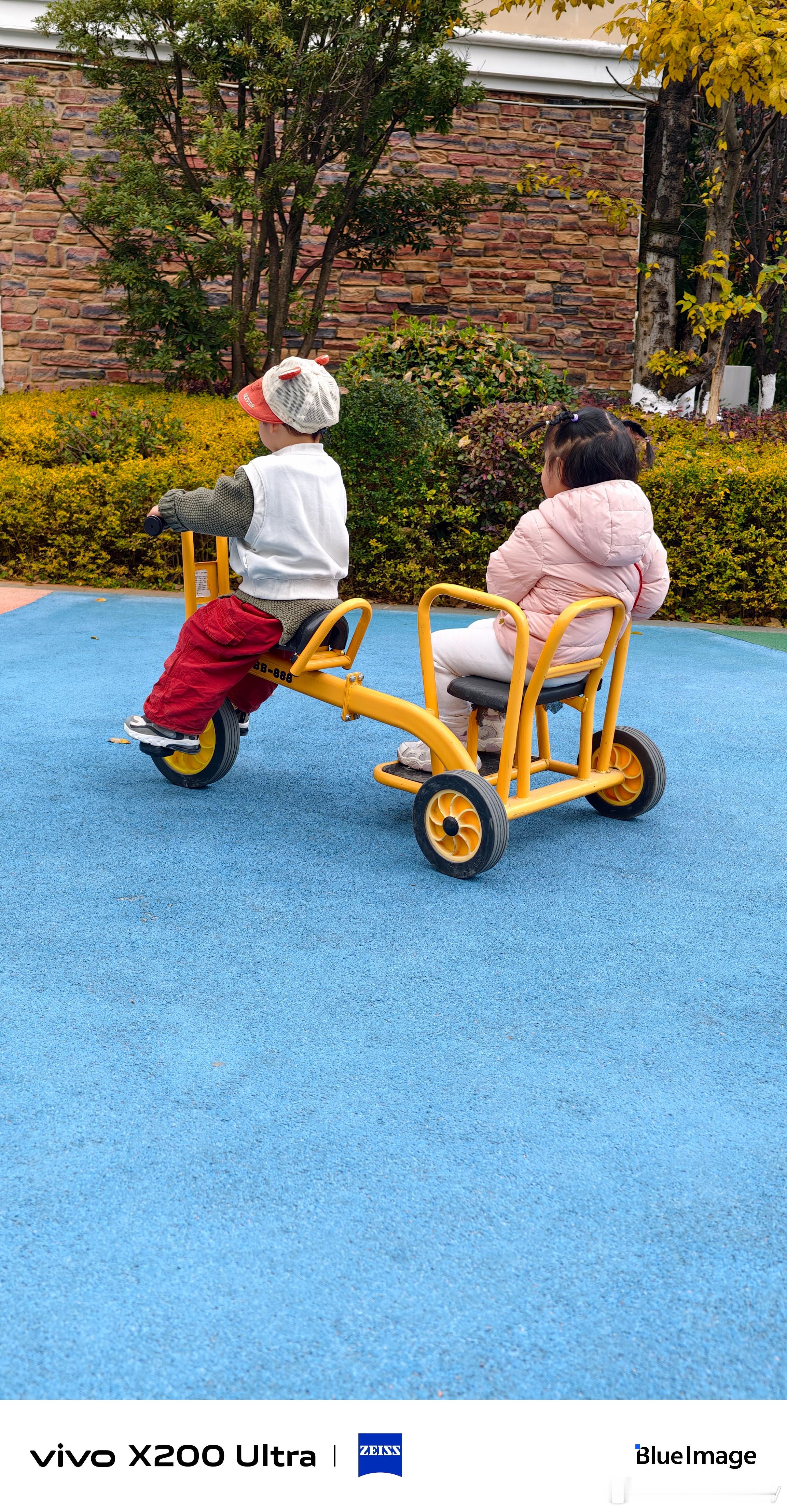 宝宝在幼儿园的第一个圣诞活动，竟然是这样的…幼儿园准备的各种活动摊位，不论是糕点