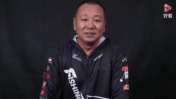 这话说得有点拧巴了。

崔哥在西雅图几十年，靠说话吃饭，他的“侃”就是他的饭碗。