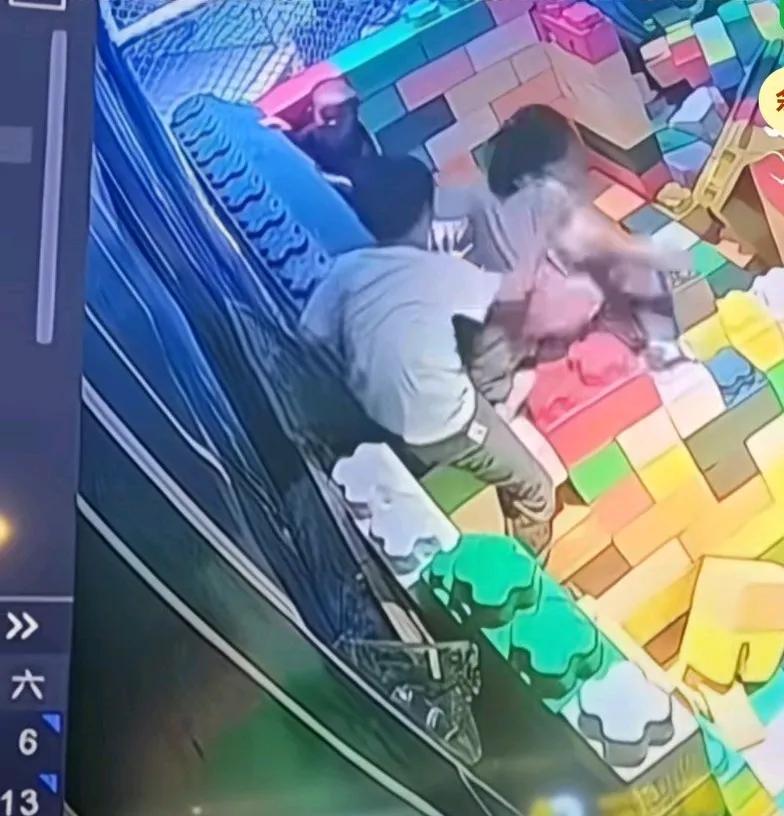 男孩游乐场内推落四岁女童后，转身离去，女童手腕骨裂，警方已介入调查，母亲说跌落高