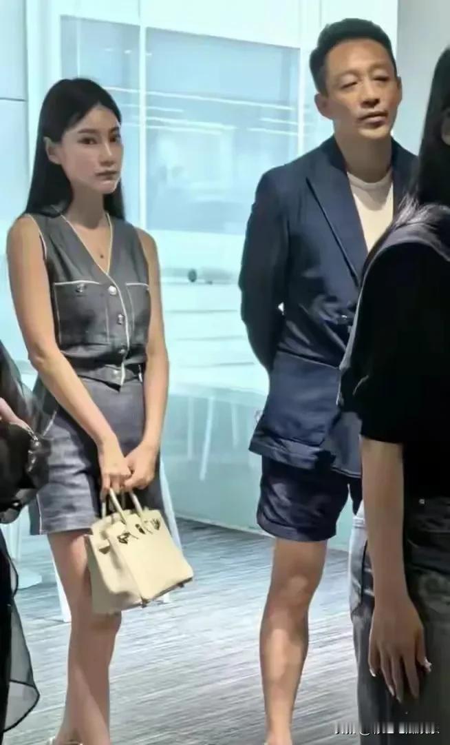 这才是马筱梅真实的样子，有点蛇精脸，脸很长嘴巴很大，真的不如大S精致。

马筱梅