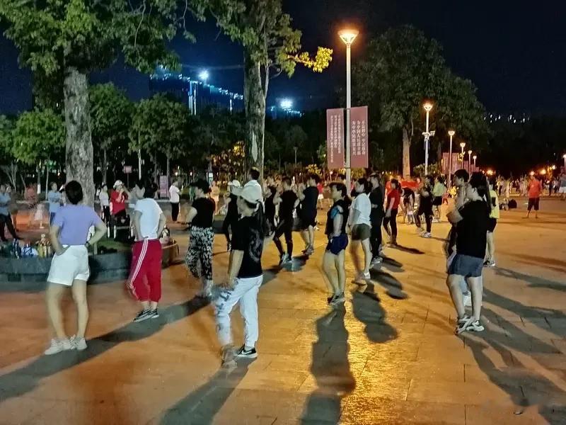 今天有一个问题问问大家？
为什么跳广场舞的都是女的，发现一个男的绝对是稀奇事！