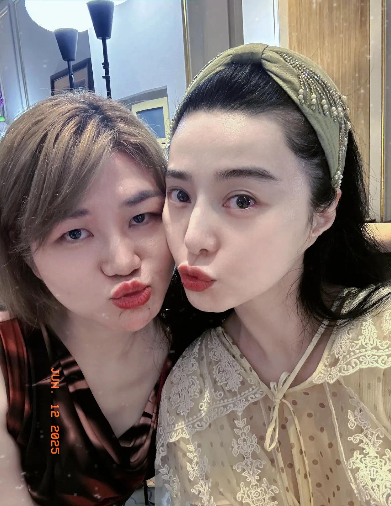 刚刚，@冰冰与 @杨天真 聚会[比心]