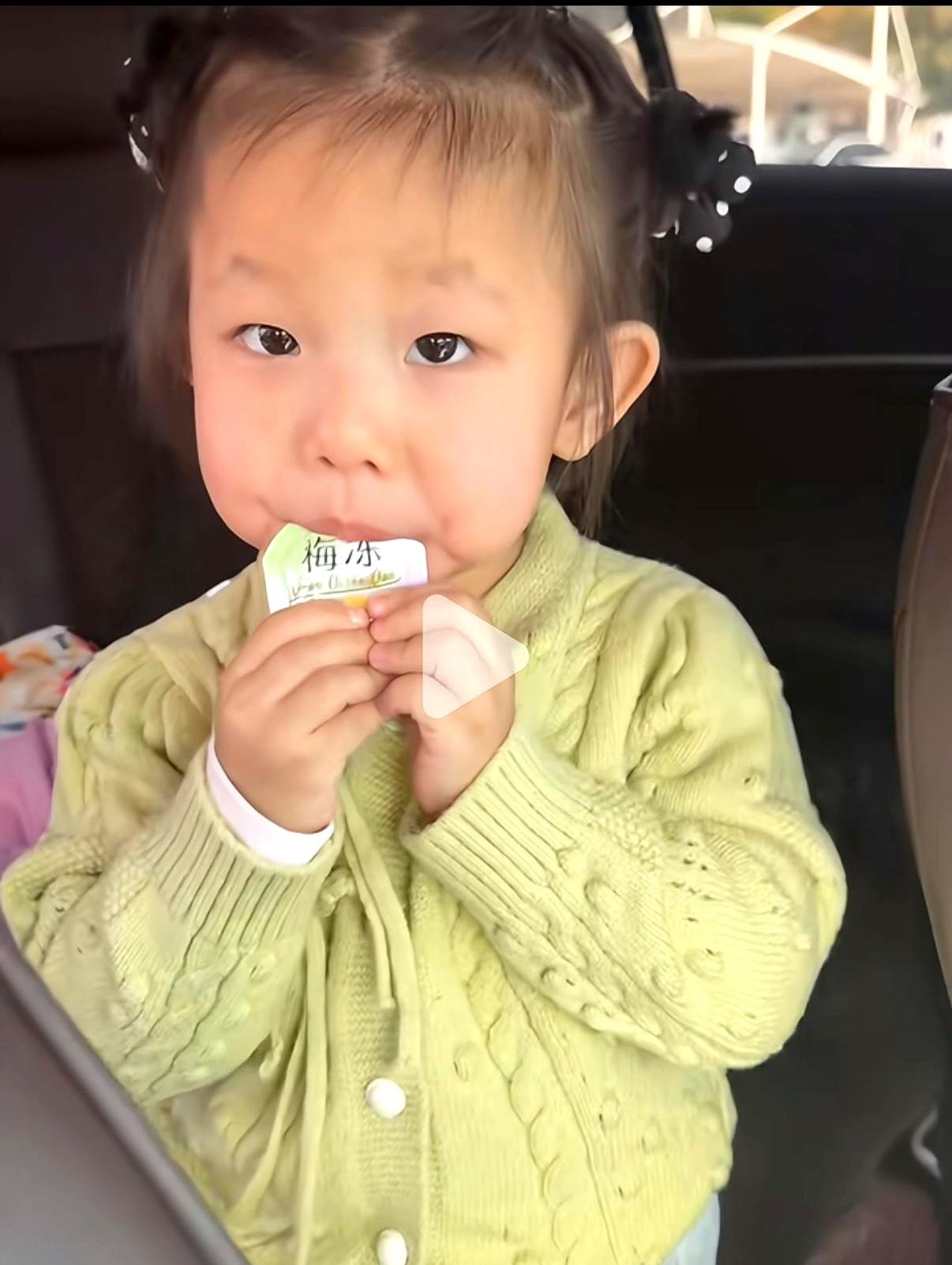 都说养孩子像养花，你看涵涵在姥姥家养得多好，小辫子扎起来白白嫩嫩的，眼睛亮得像星