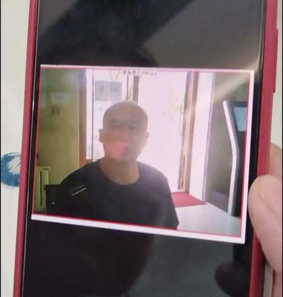 三张取款单签名全是伪造！4月30日极目新闻报道，黑龙江一男子发现女儿储蓄卡里竟少