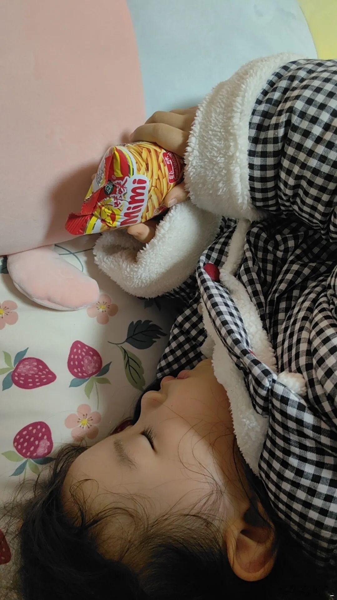 是千万个夜晚里一个普通的夜晚，我的宝贝两只小手捏着零食睡着啦！因为睡前我答应她起