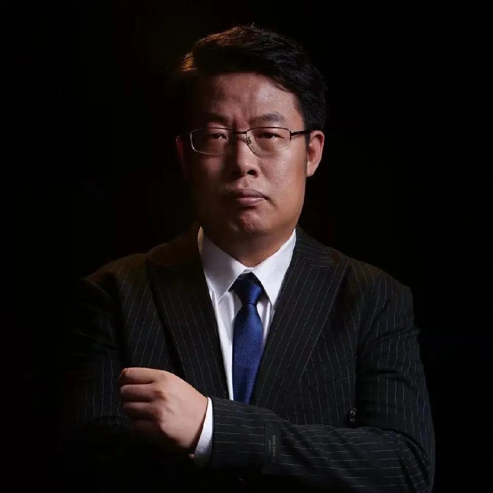 央视军事评论员魏东旭太厉害了！
时间退回到今年二月底那个深夜。几张像素略粗糙的金