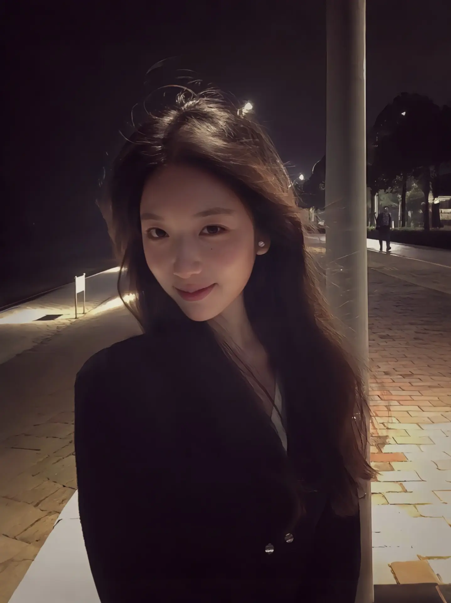 昨晚我做了个梦 梦见咱俩见了面 你笑嘻嘻的问我为什么一直盯着你看