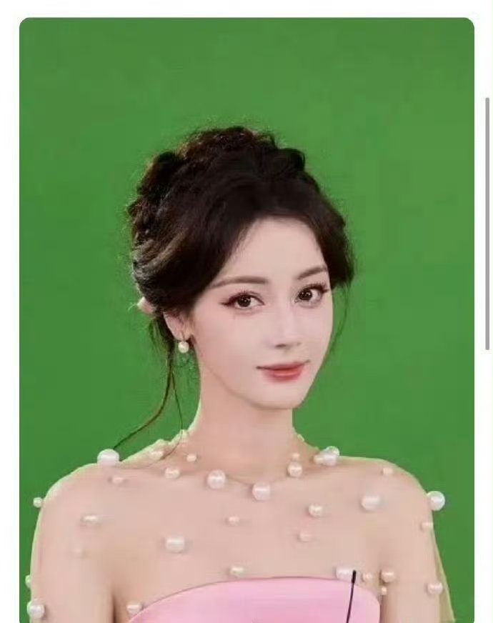 迪丽热巴、杨紫并非共用同一造型师，不过曾有活动造型皆出自金鹤龙之手，其妆造风格适