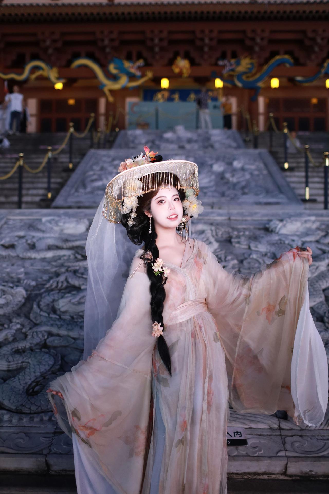 古镇夜拍，小姐姐表现不错！～～