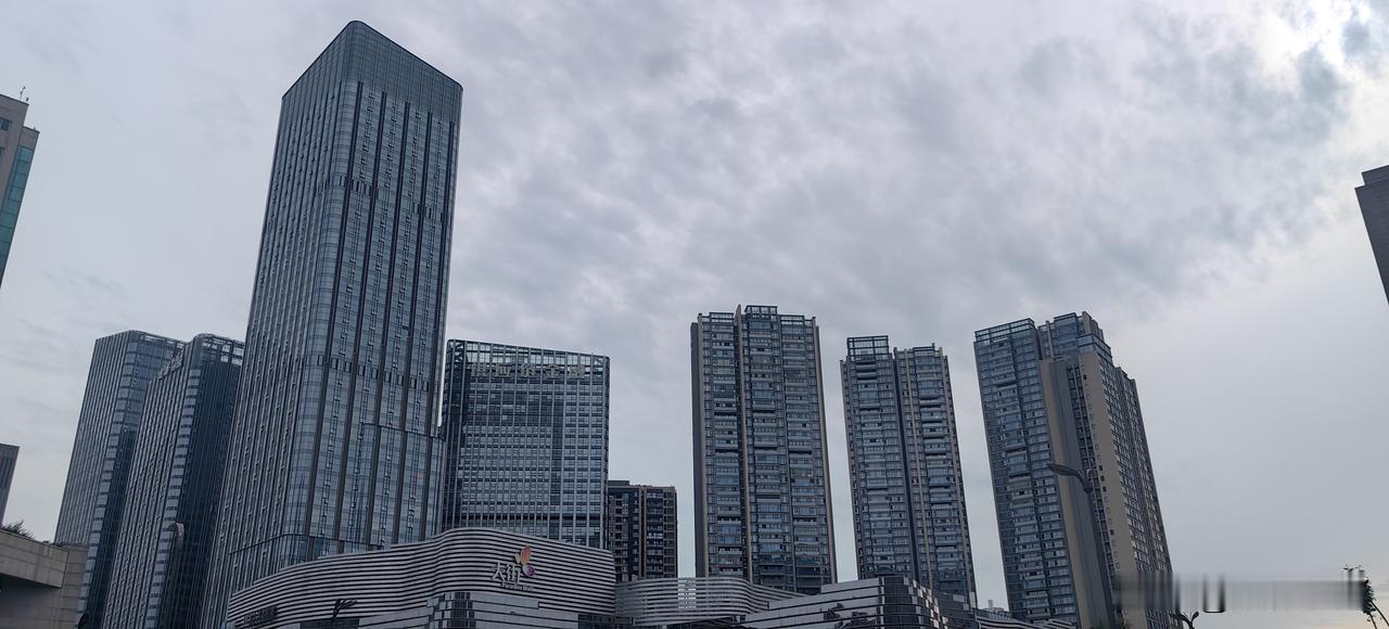 成都人民中路这一带的商业综合体弄得跟南边一样繁华，但道路建设却差了一大截，从综合