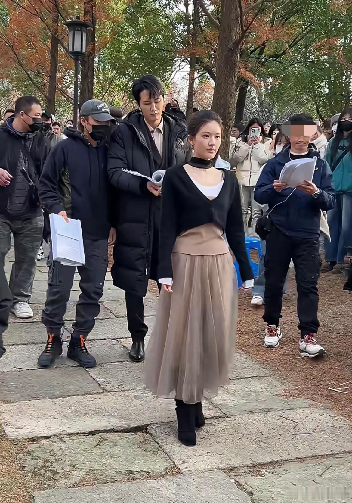 赵露思与彭冠英拍戏时间是现在冬季，但戏里却是春季，所以拍戏的时候只能穿很少，你看