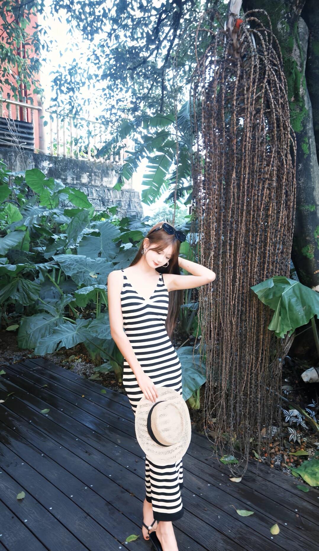 夏日穿搭指南：黑白条纹连衣裙搭配草帽，清新自然，轻松惬意！🌞👗👒