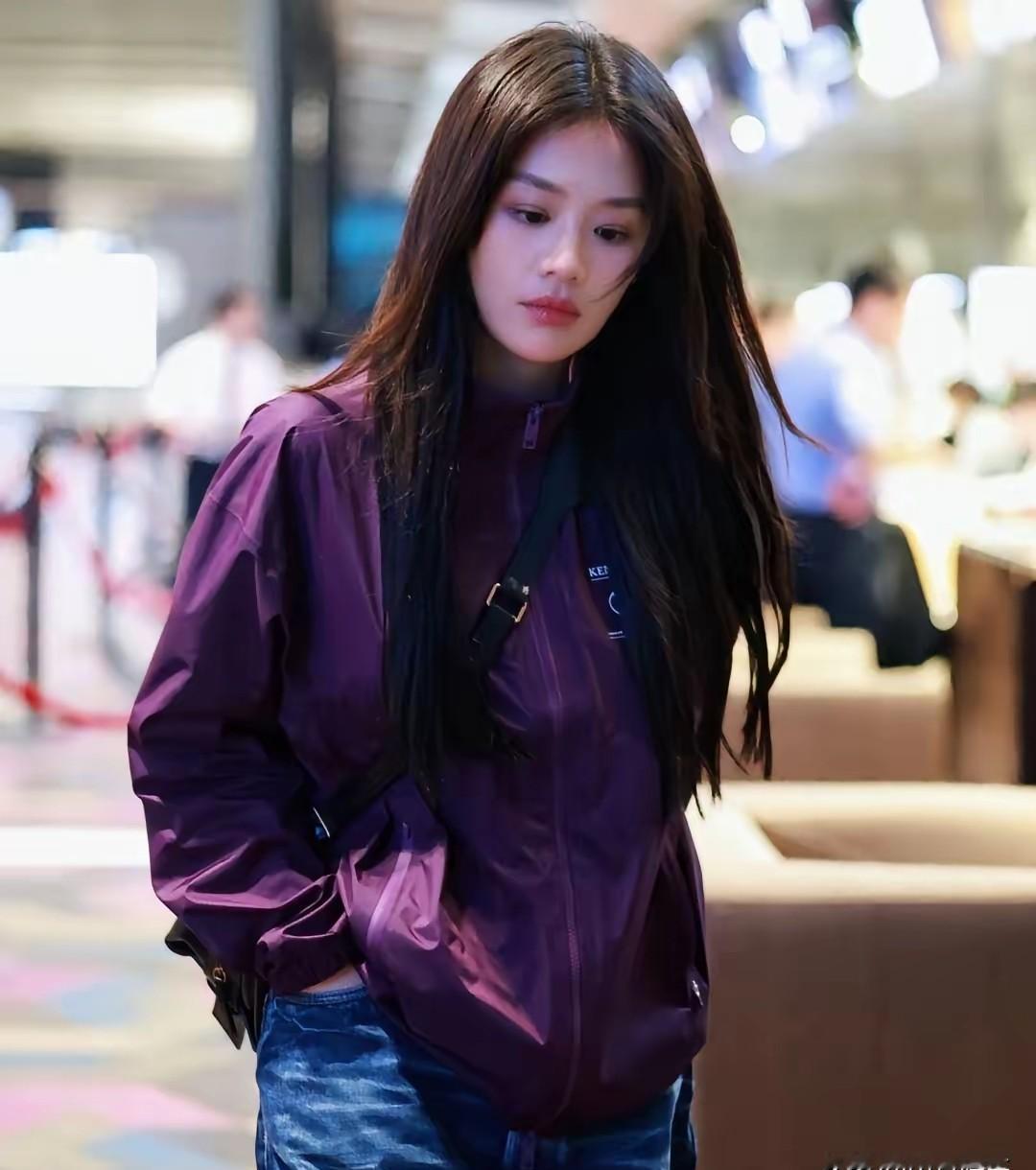 马思纯穿得干净利落，站在秦淮河边，真有点“人间值得”的意思。
37岁了，身材瘦了