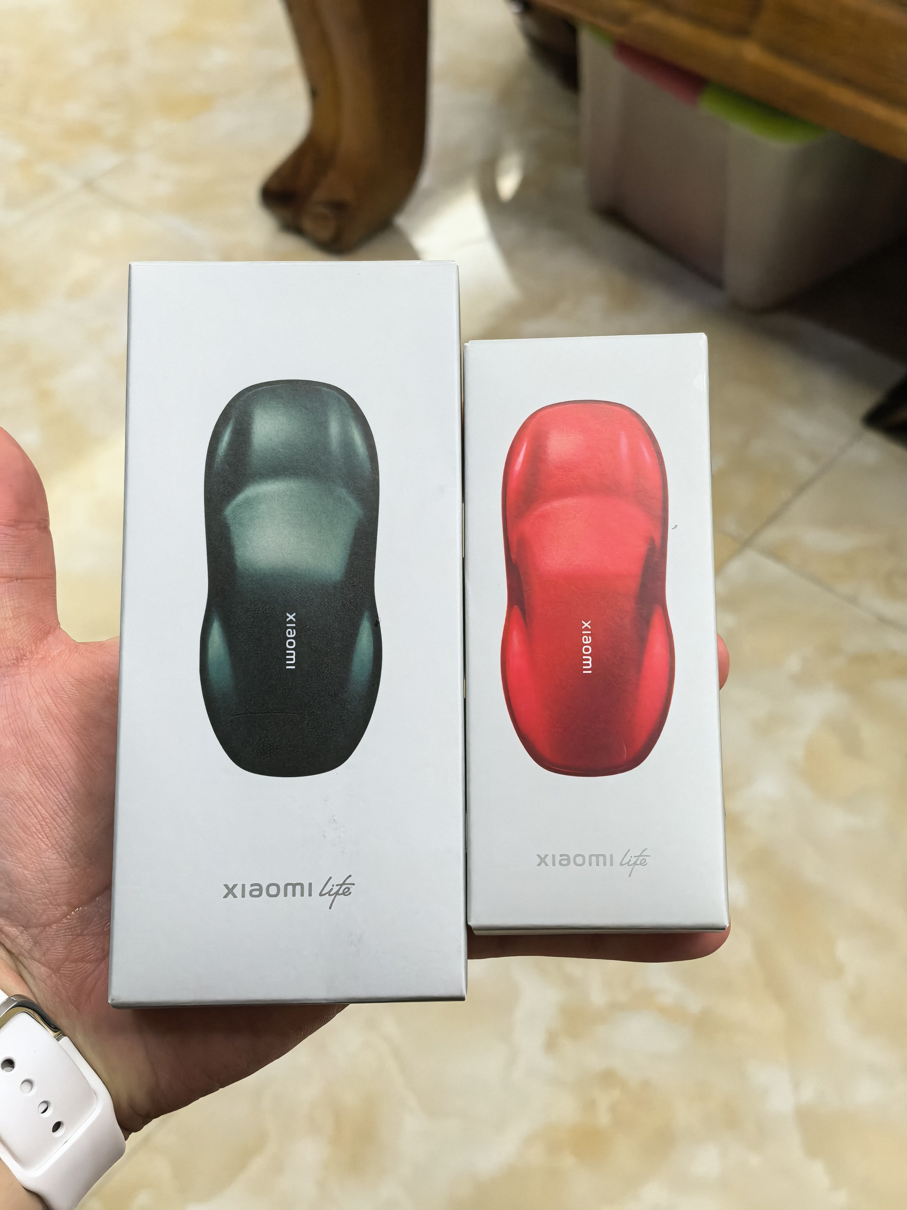 诶，为啥我买的两个小米冰箱贴里面应该是一样的，但它包装大小却不一样呢