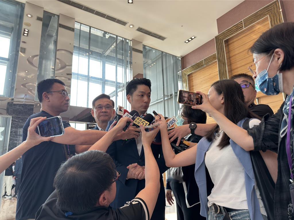 大陆12日发布10项对台交流合作政策措施，包括全面恢复两岸航班往来，以及允许上海