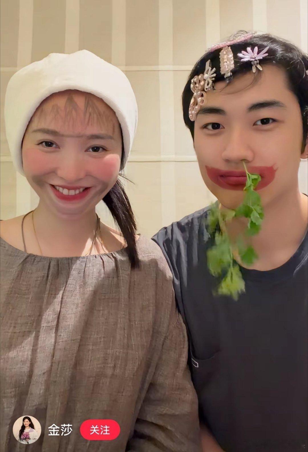 一开始我以为是特效，后来我以为是用的AI，点开才发现居然是真人实拍！金莎扮起地主